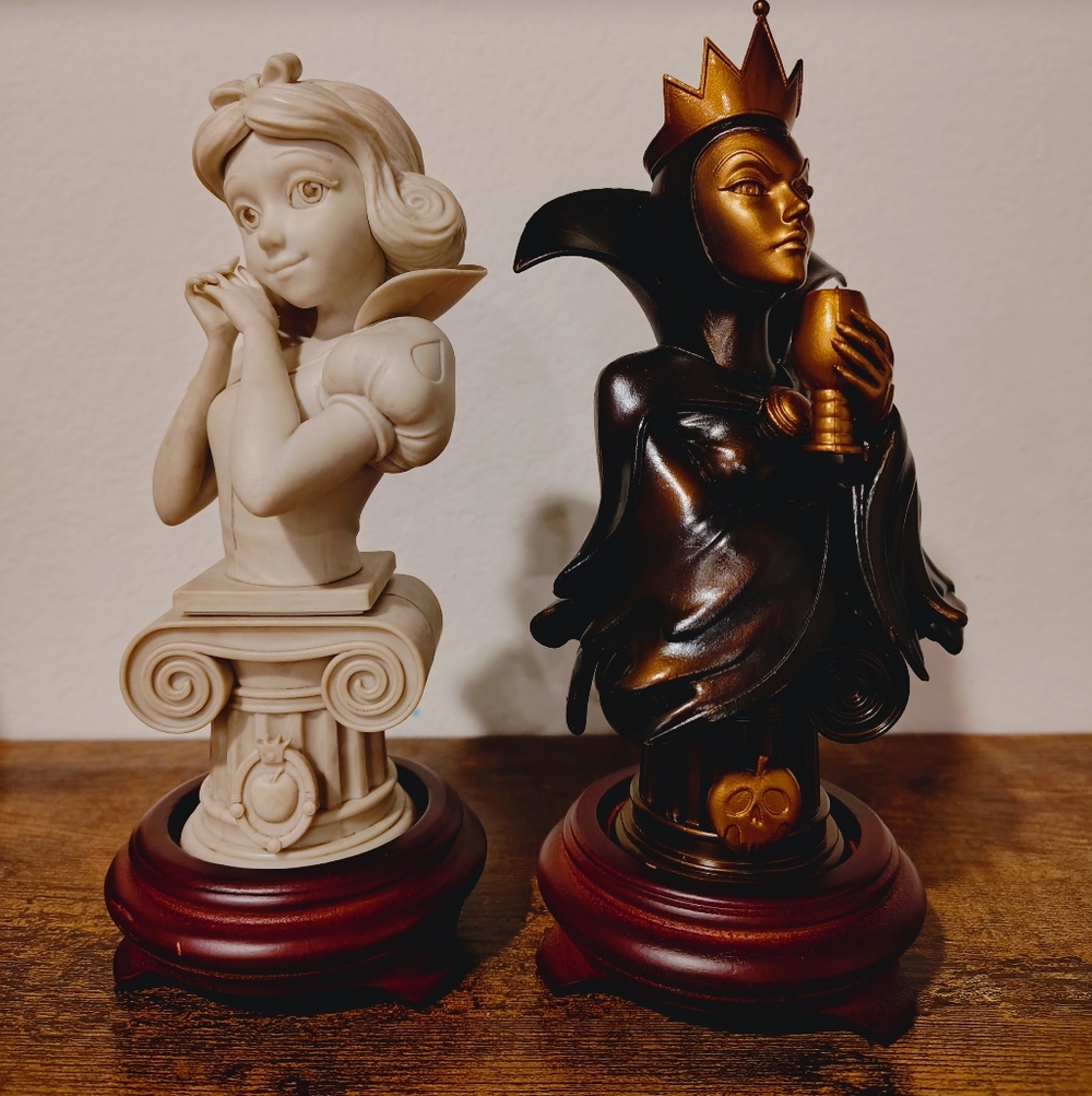 Beast Kingdom Disney Snow White and "The Evil Queen" Sculpture Busts